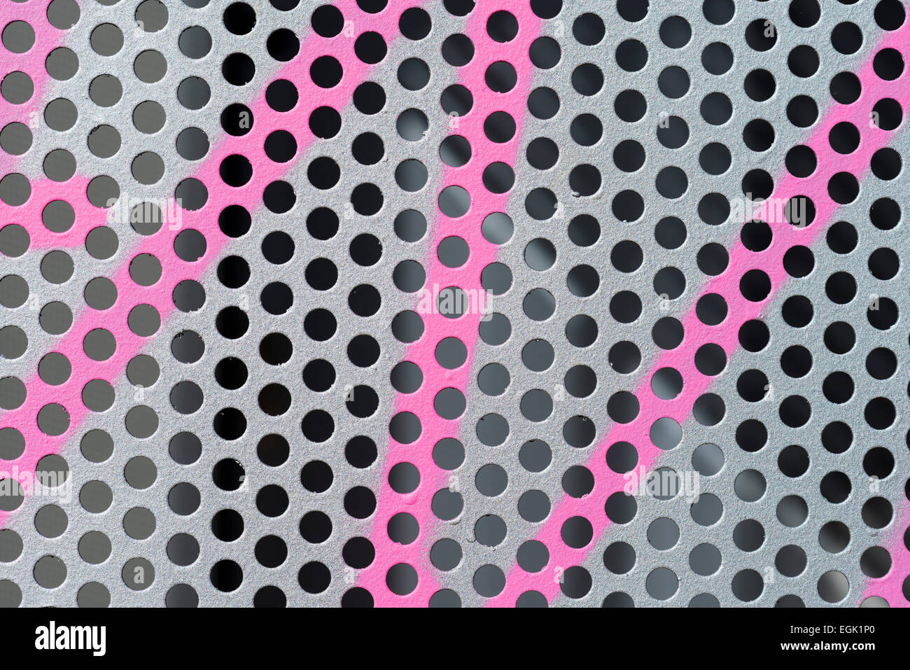 Rosa Graffiti auf Hintergrund perforierten Metall Stockfoto
