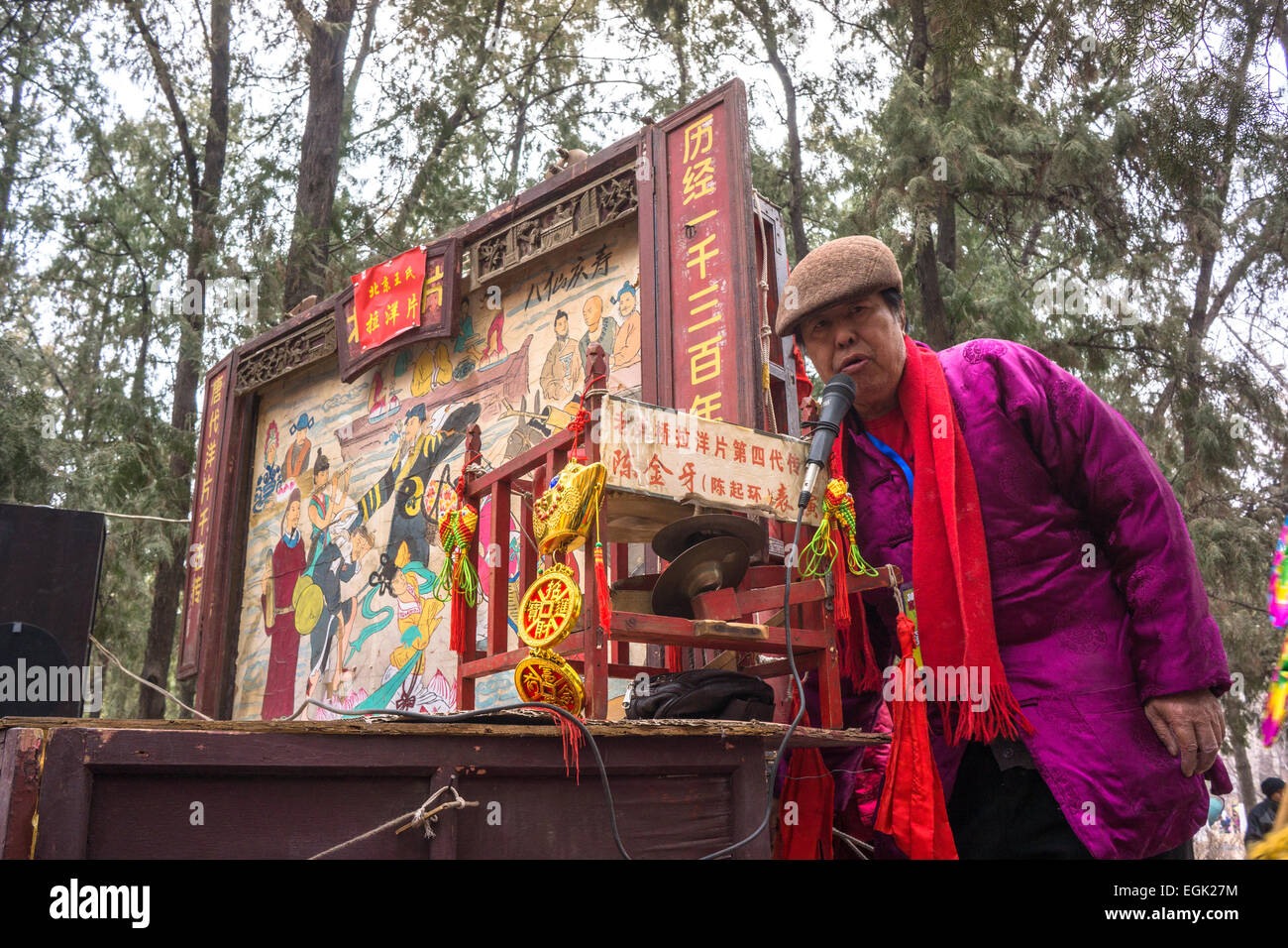 Ein Volkskünstler führt traditionelle Raree Show in Peking Ditan Tempel fair. Stockfoto