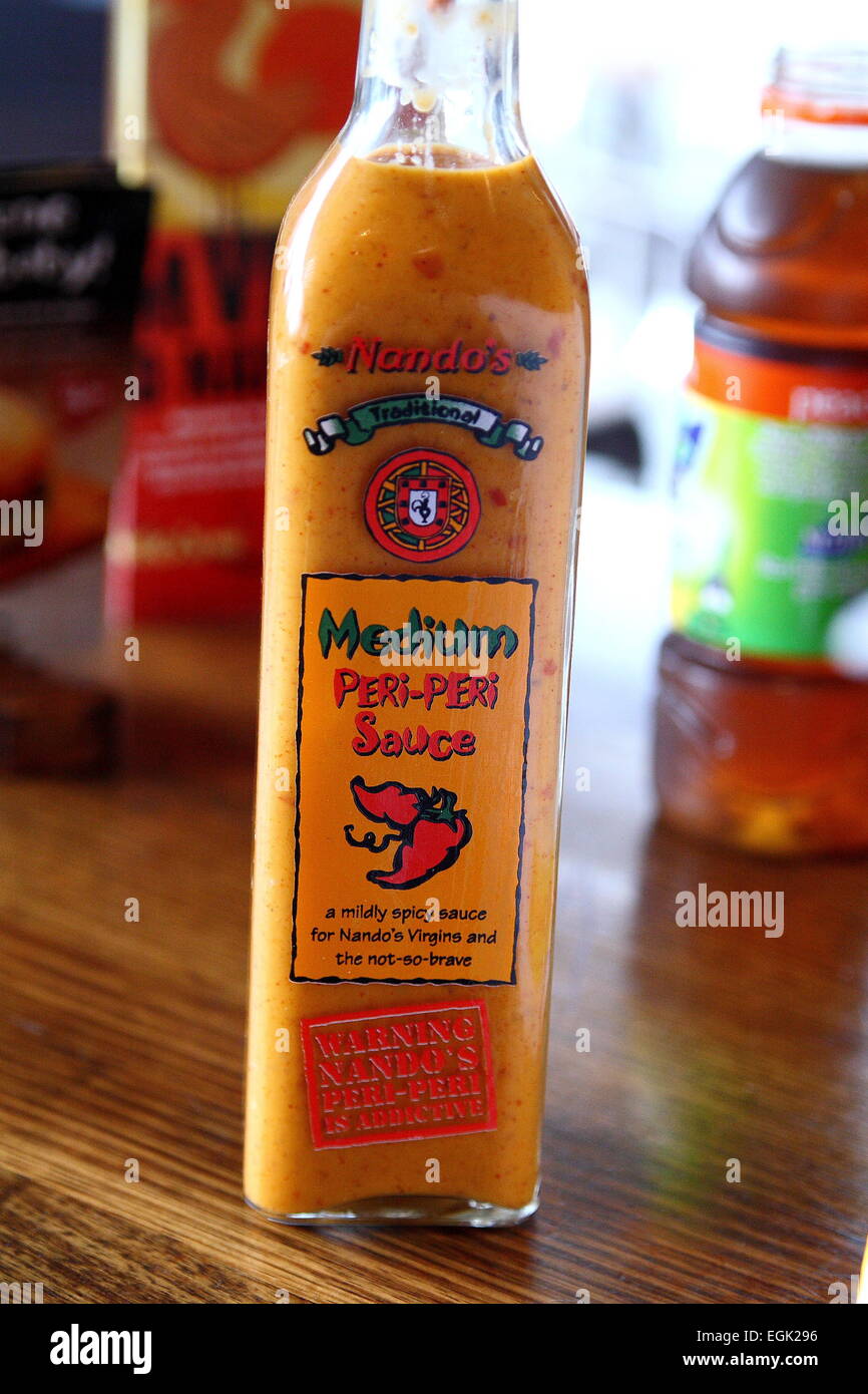 Nandos Medium Peri-Peri Sauce Stockfoto