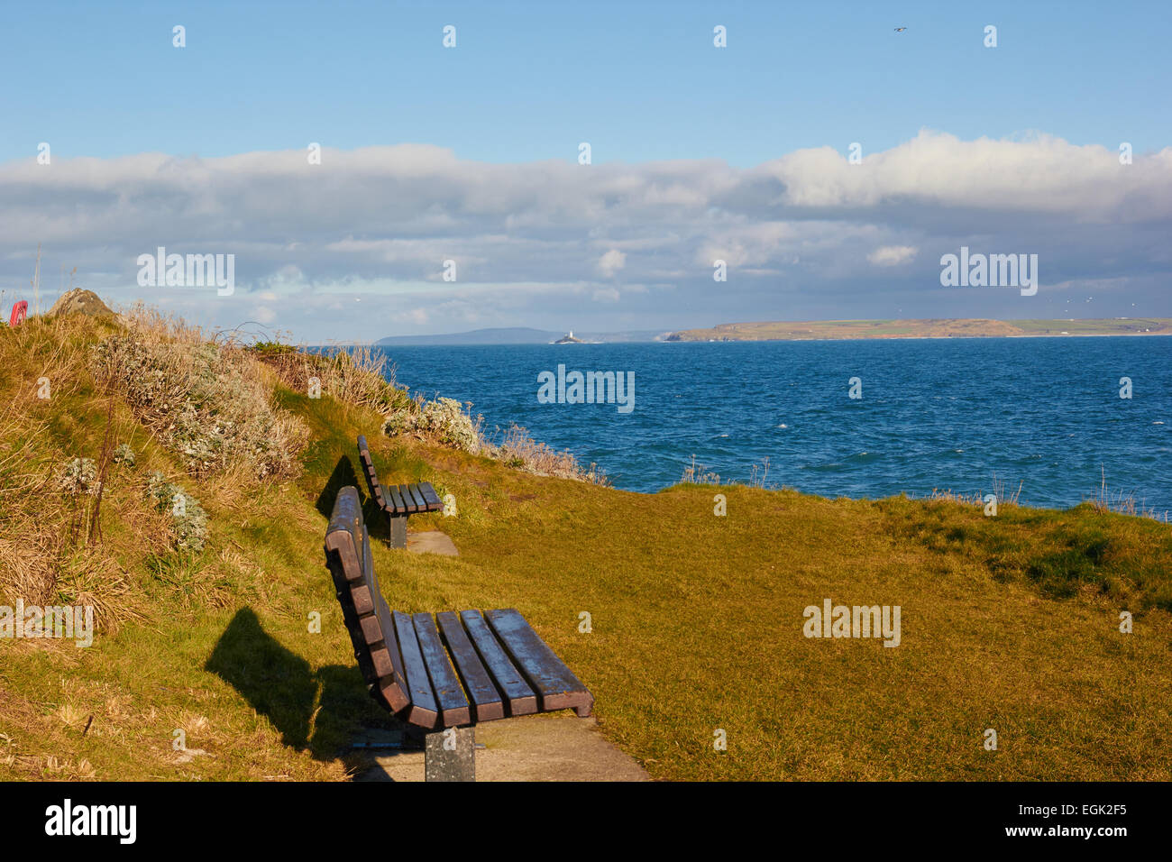 Holzsitze auf Landzunge über dem Atlantik St Ives Cornwall England Europa Stockfoto