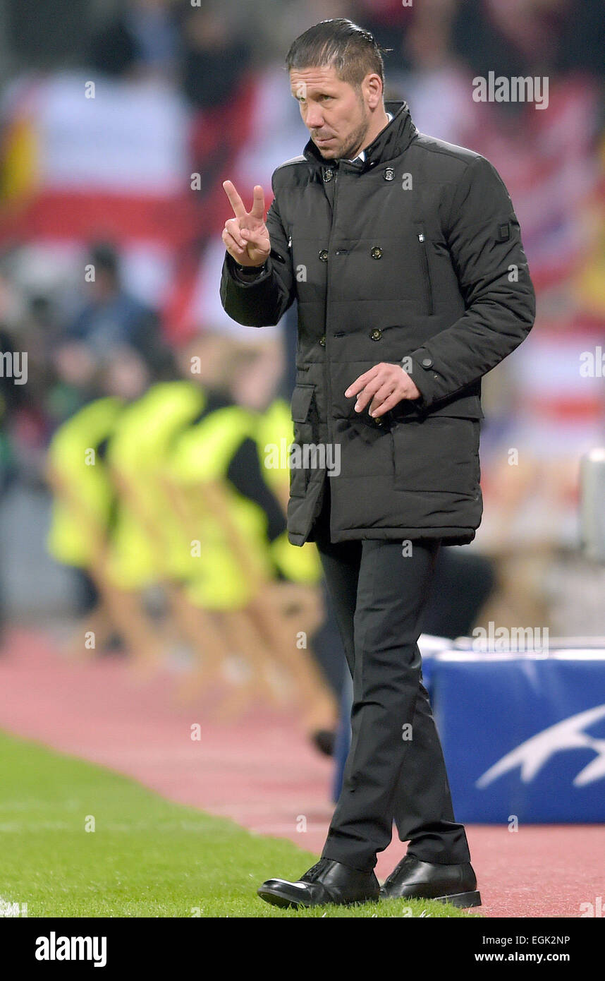 Leverkusen, Deutschland. 25. Februar 2015. Madrids Manager Diego Simeone während der Champions League Runde von 16 ersten Bein Match zwischen Bayer Leverkusen und Atletico Madrid in Leverkusen, Deutschland, 25. Februar 2015. Foto: Federico Gambarini/Dpa/Alamy Live News Stockfoto