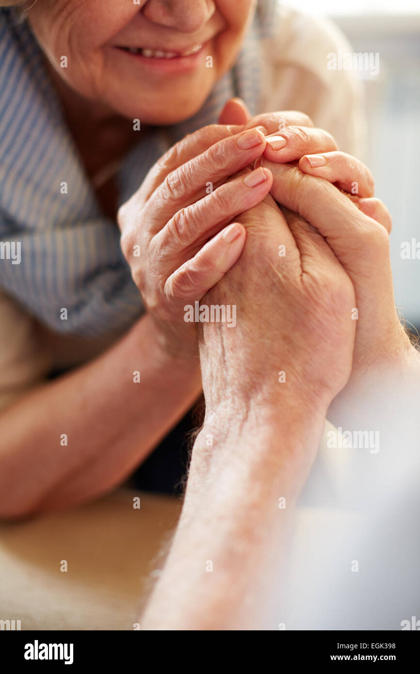 Händen der liebevollen Senioren Stockfoto