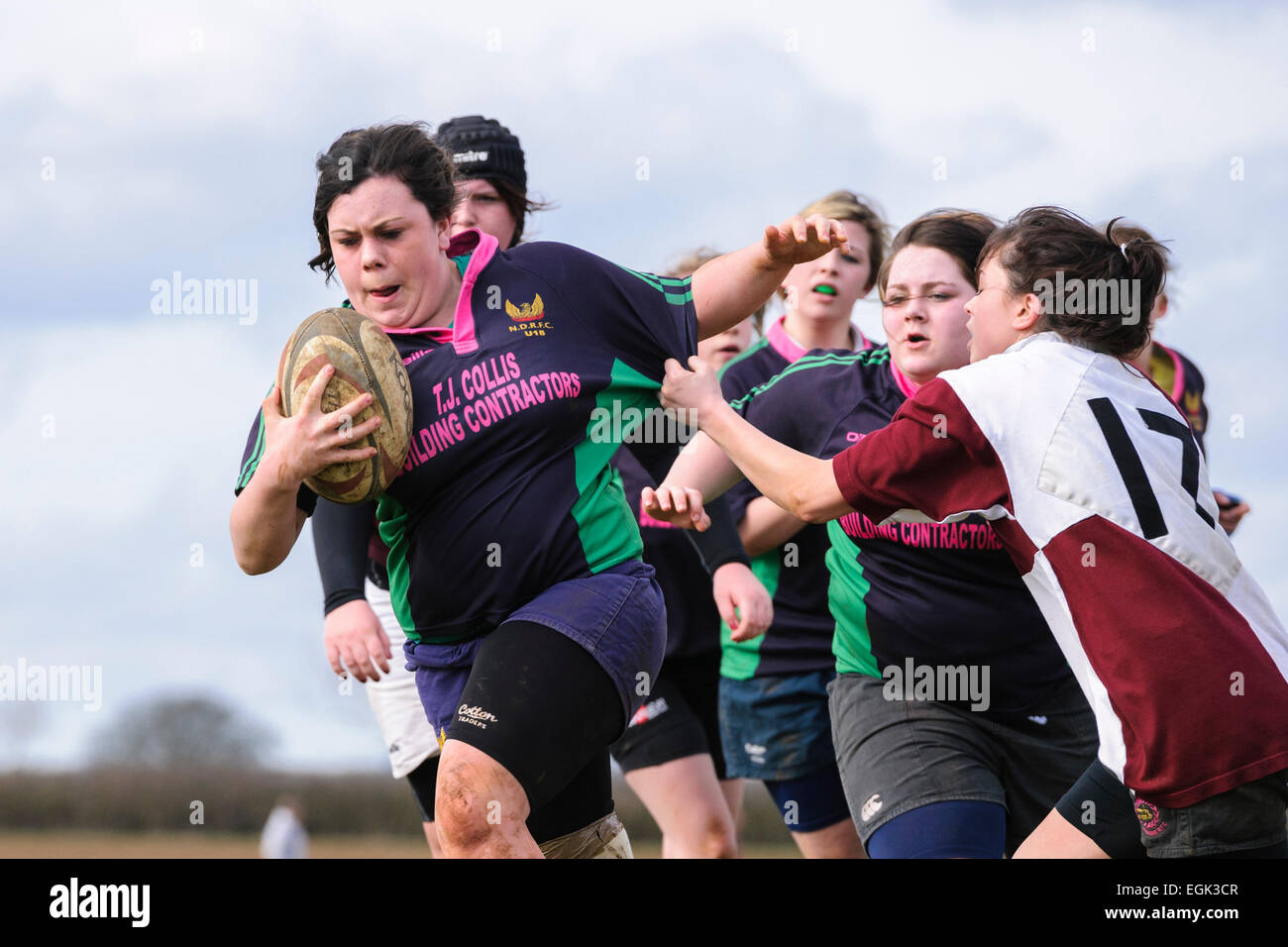 North Dorset Rugby Football Club unter 18 Girks versus Dorset County U18 Mädchen. NDRFC Spieler in Aktion. Stockfoto