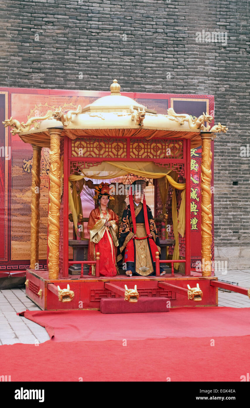 Traditionelle Begrussung Durch Stadt Wand Tor Konig Und Die Konigin Auf Dem Thron In Chinesische Kostum Xian Shaanxi China Asien Stockfotografie Alamy