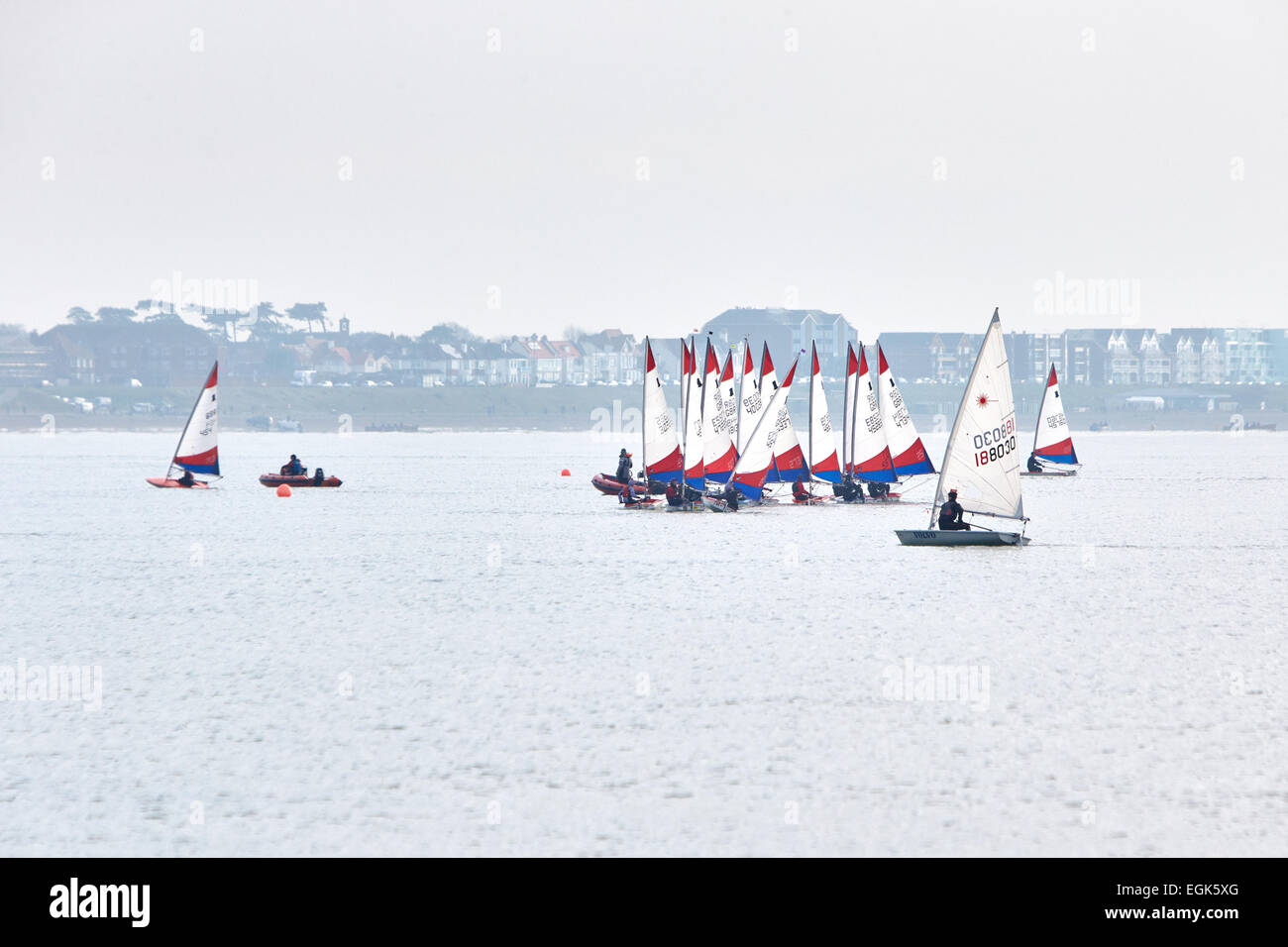 Segelboot mit roten Segel auf dem Solent nahe Hügel Kopf Stockfoto