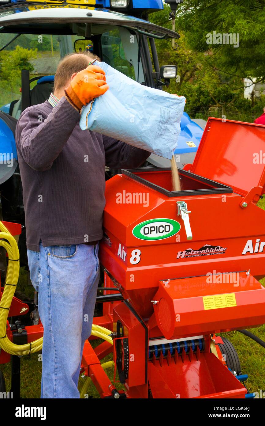 Landwirt Gießen Klee Samen in Hatzenbichler Air 8 pneumatische Sämaschine & Tractor Stockfoto