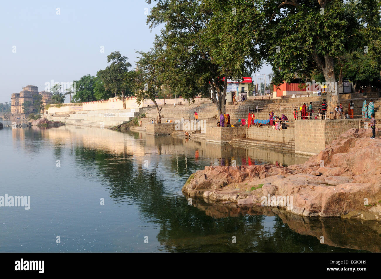 Hindu-Ritual Baden in der Petwa Fluss Orchha Madhya Pradesh, Indien Stockfoto
