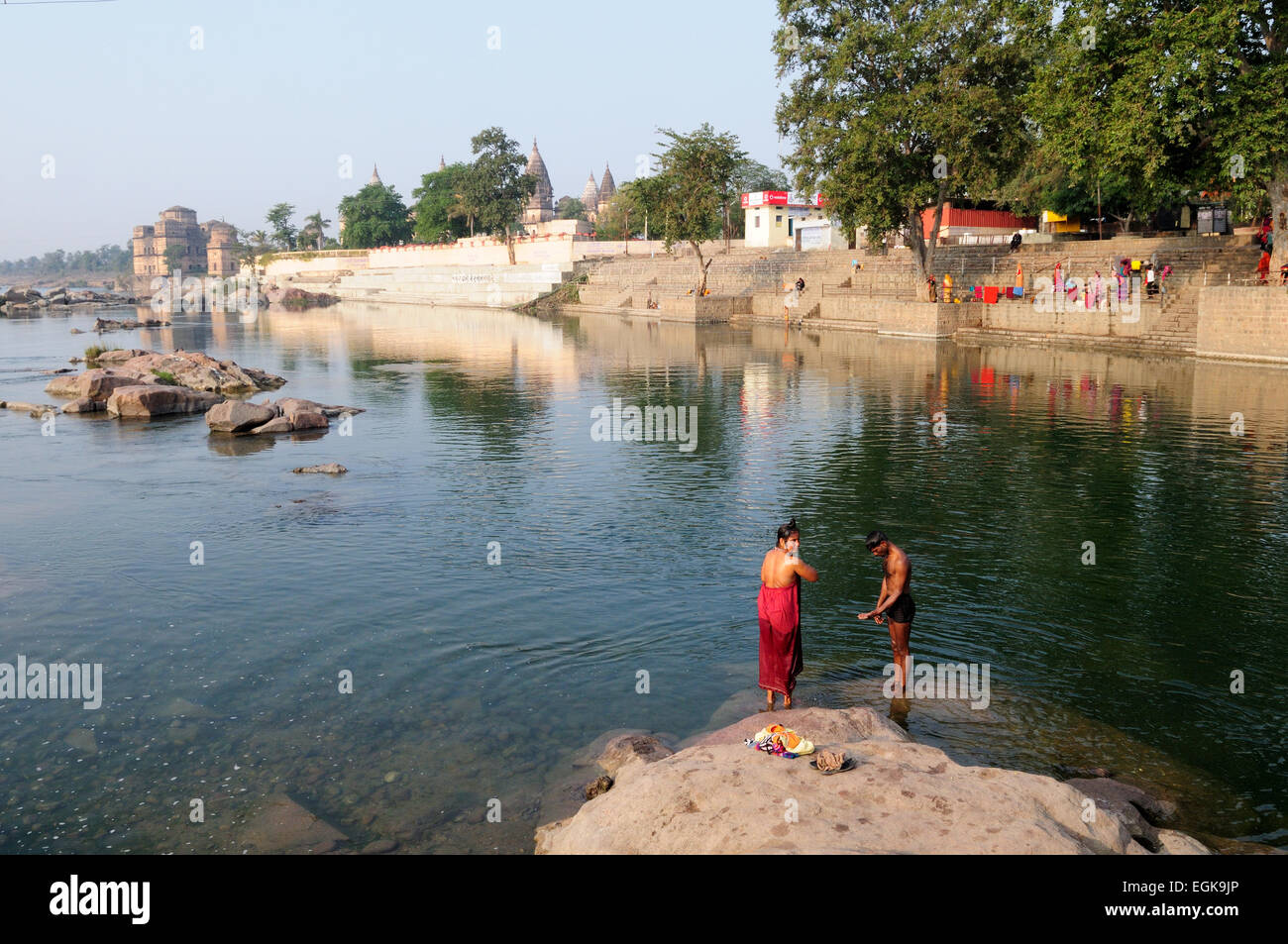 Hindu-Ritual Baden in der Petwa Fluss Orchha Madhya Pradesh, Indien Stockfoto