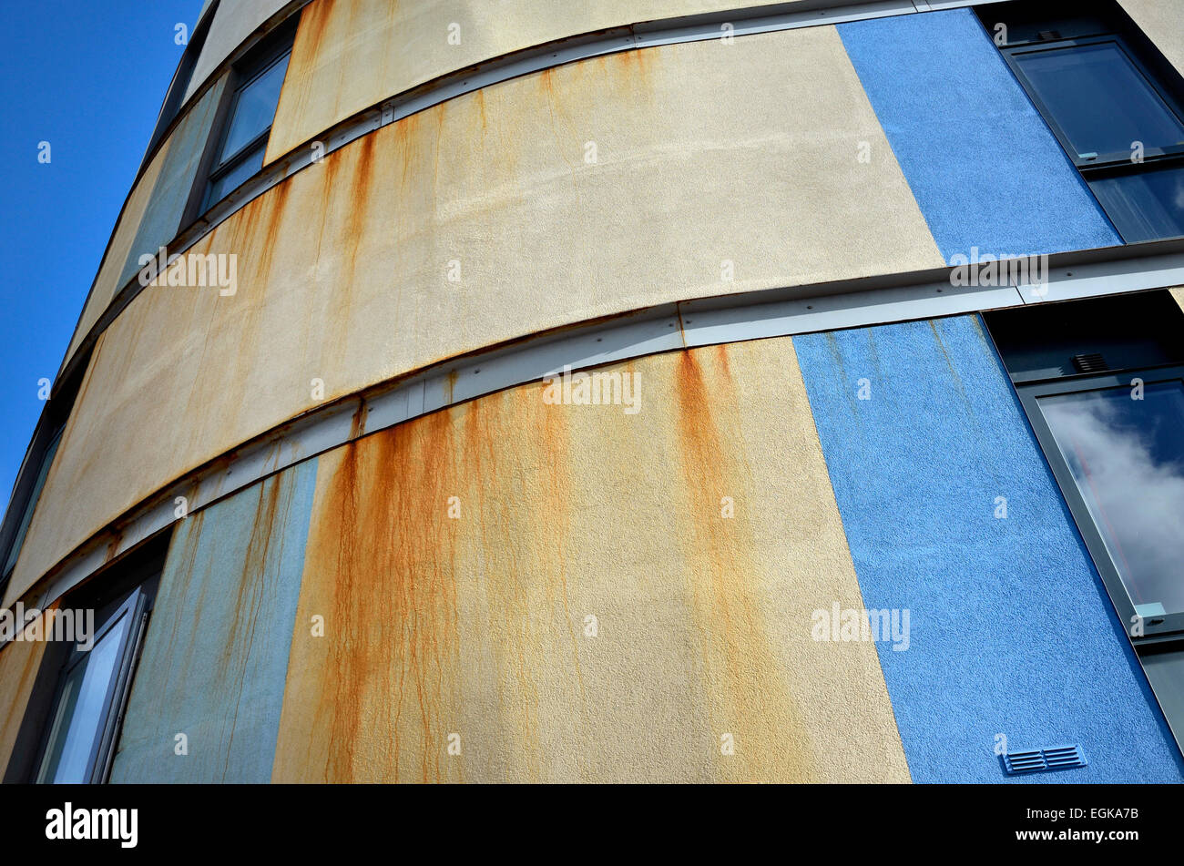 Maidstone, Kent, England, UK. Travelodge Hotel - Verfärbung der Außenwände durch rostige Wasser aus nicht falsch Trea verursacht Stockfoto