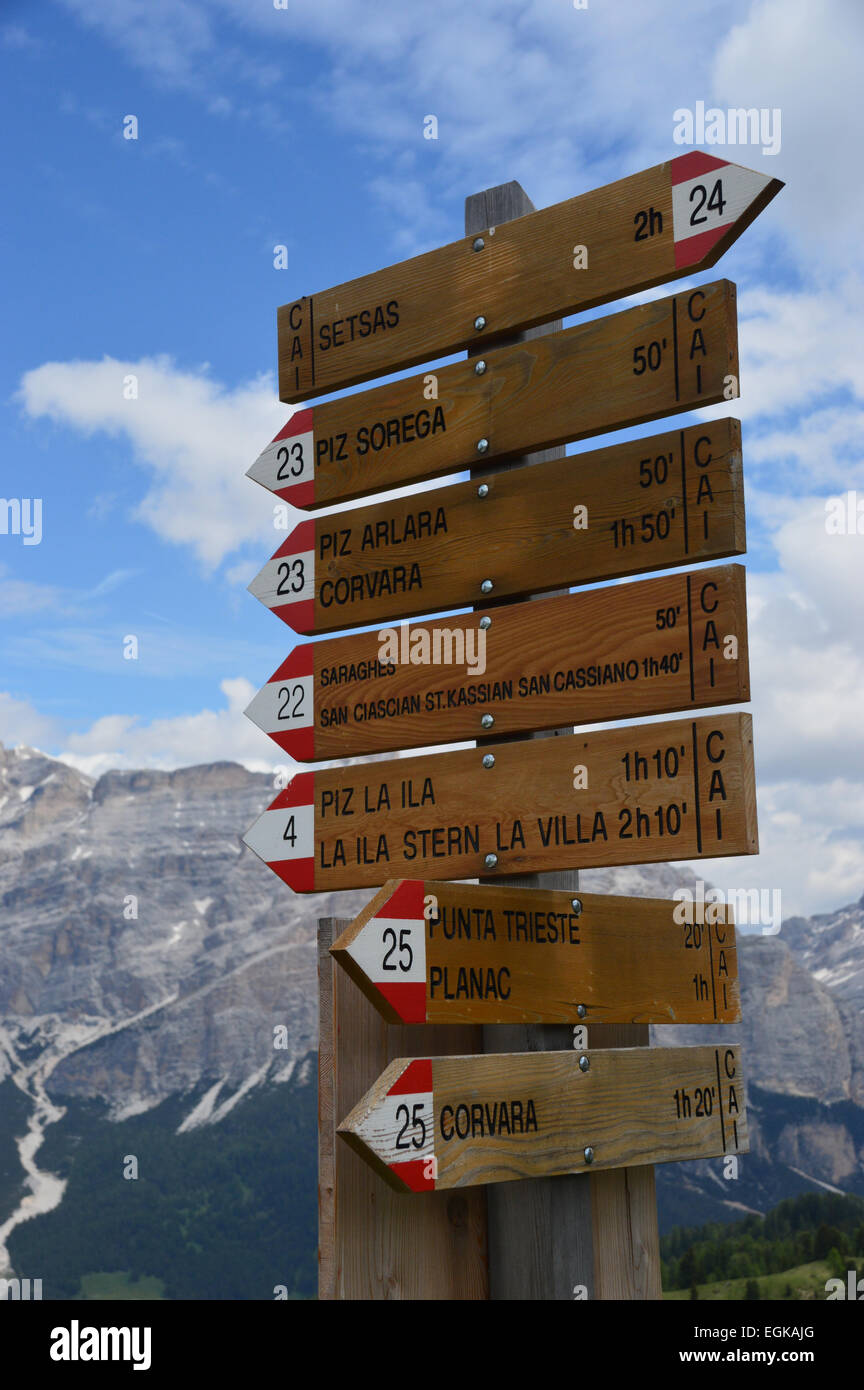 Wanderweg Wegweiser Alta Badia Region, Dolomiten, Italien. Stockfoto