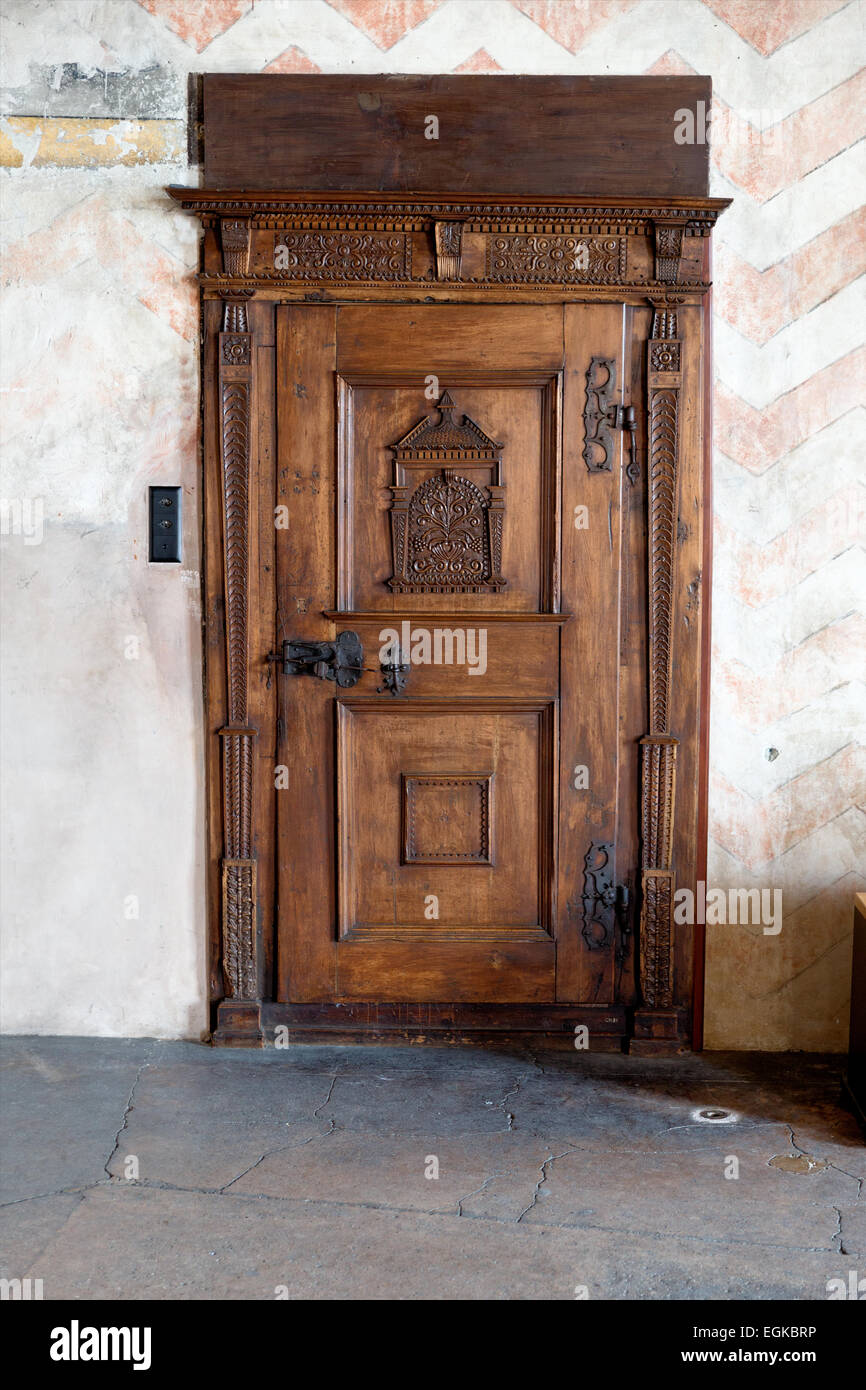 Ursprünglichen Holztür im Schloss Chillon. Stockfoto