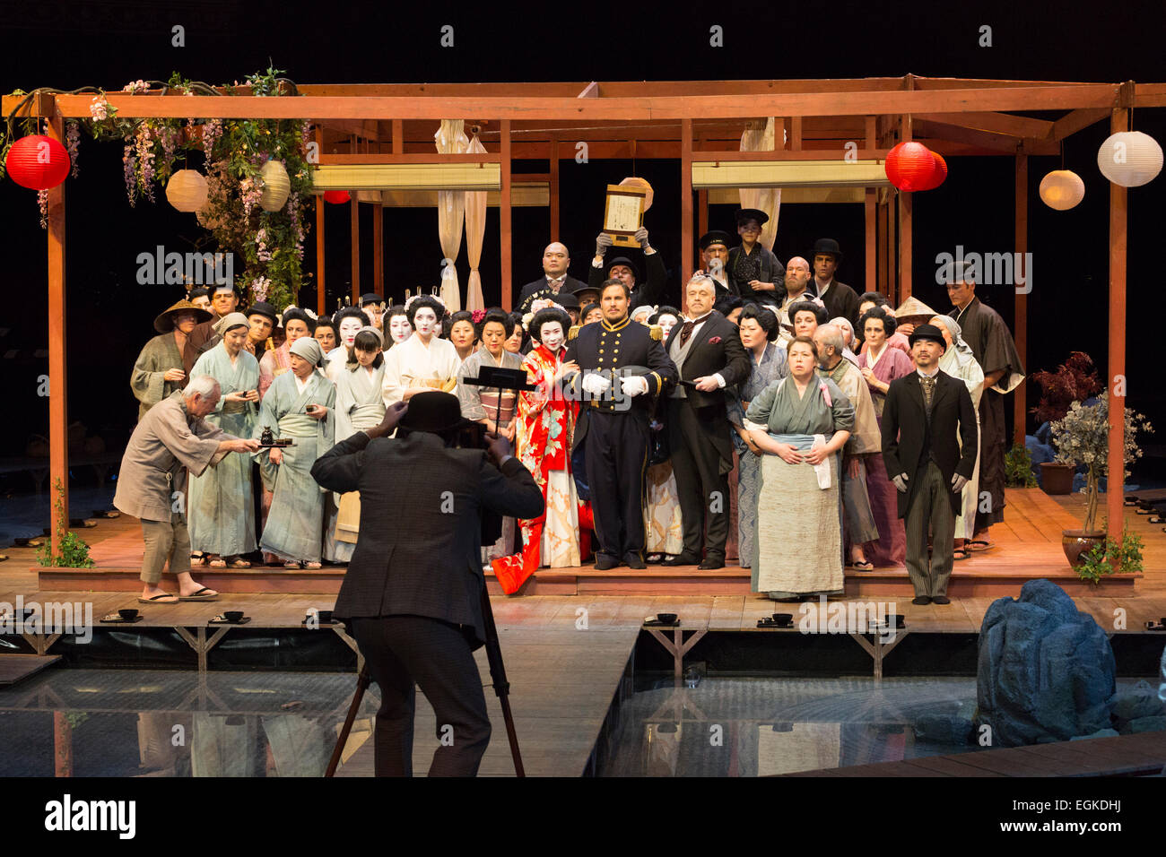 London, UK. 25. Februar 2015. Generalprobe der Puccini-Oper "Madama Butterfly", inszeniert in der Runde der Royal Albert Hall. Die Oper wird vom 26. Februar bis 15. März 2015 aufgeführt. Unter der Regie von David Freeman mit Oliver Gooch Durchführung des Royal Philharmonic Orchestra. Die Besetzung umfasst: Hyeseoung Kwon als Cio-Cio-San/Butterfly, Jeffrey Gwaltney als Pinkerton, David Kempster als Sharpless, Sabina Kim als Suzuki, Michael Druiett als der Bonze, Julius Ahn als Goro und Lise Christensen als Kate Pinkerton. Stockfoto