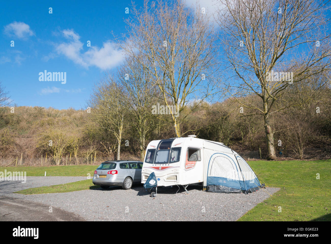 Bailey Sevilla Wohnwagen mit Vorzelt und VW Auto auf einer Abstellfläche Stellplatz auf einem Campingplatz im Vereinigten Königreich Stockfoto