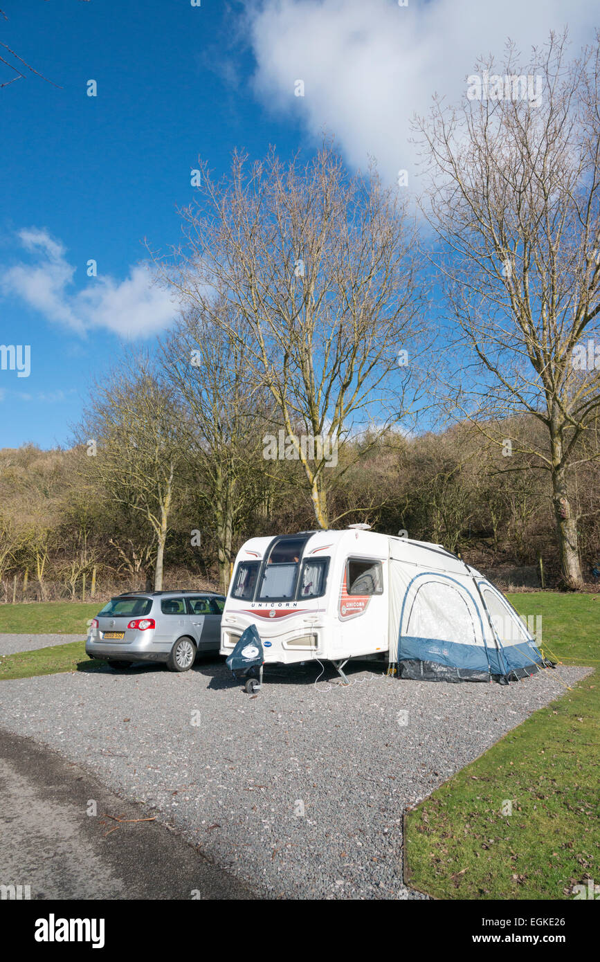 Bailey Sevilla Wohnwagen mit Vorzelt und VW Auto auf einer Abstellfläche Stellplatz auf einem Campingplatz im Vereinigten Königreich Stockfoto