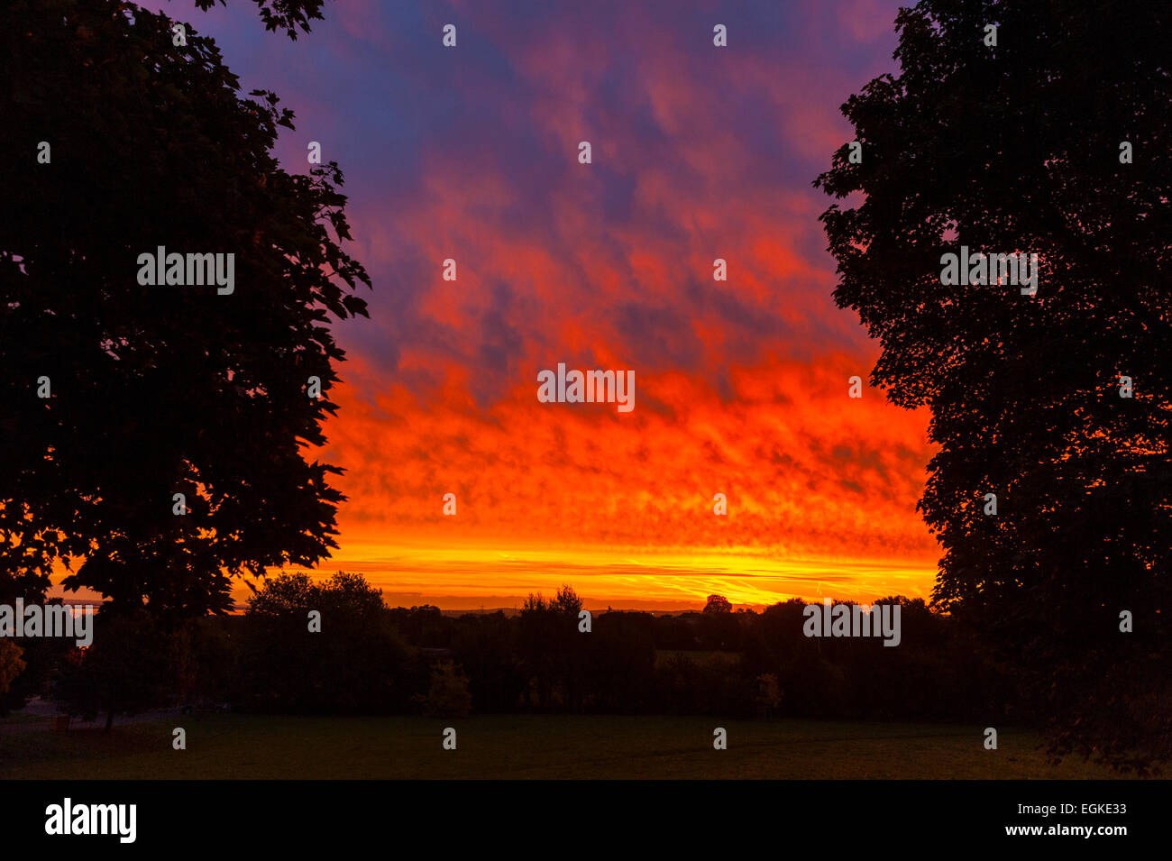 Rote Wolken bei Sonnenuntergang in gravesend Kent Stockfoto