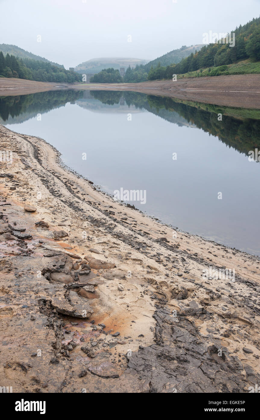 Niedrige Wasserstände am Derwent Reservoir an einem ruhigen Septembermorgen. Blick in Richtung Howden dam. Stockfoto
