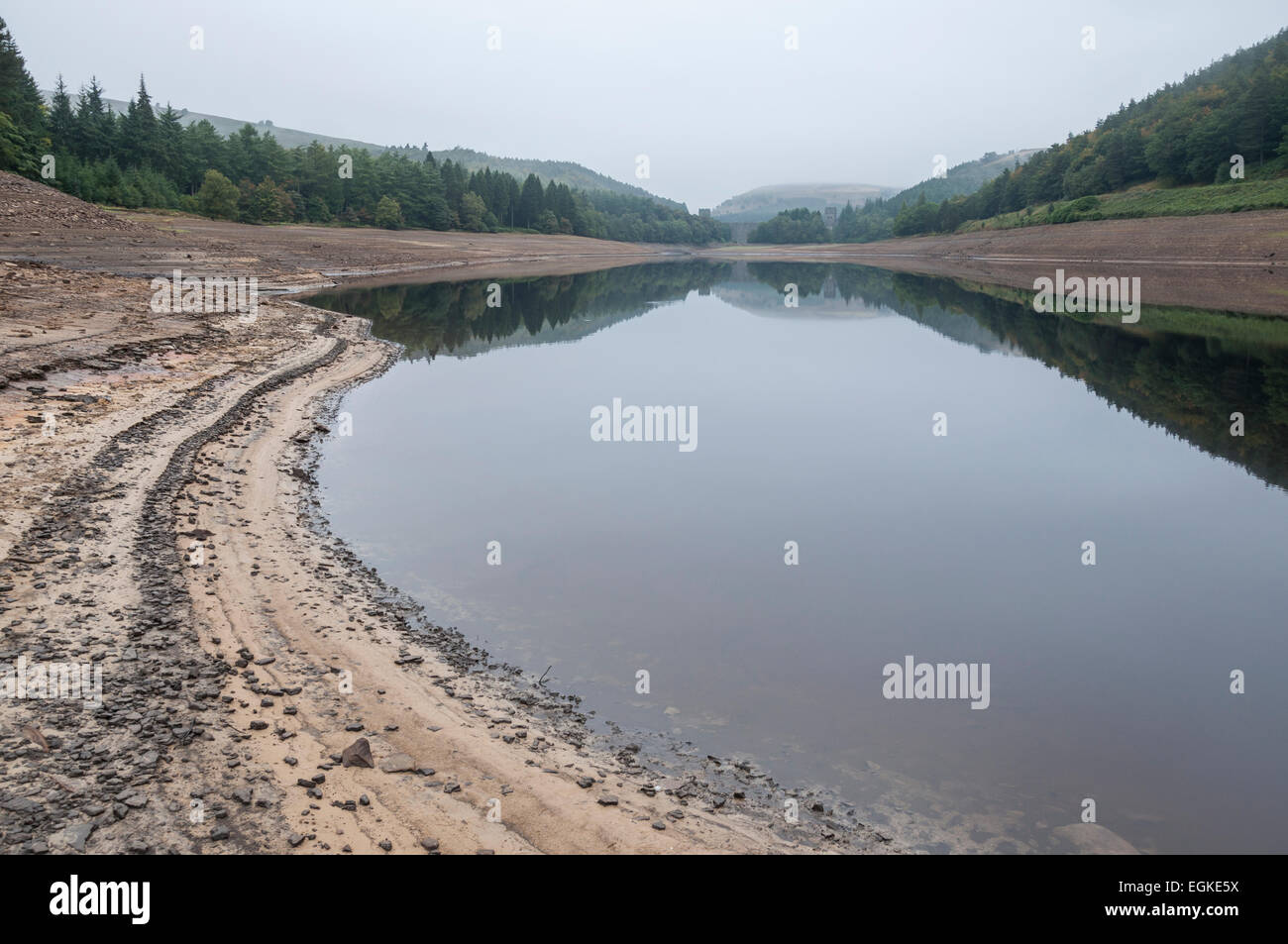 Niedrige Wasserstände am Derwent Reservoir an einem ruhigen Septembermorgen. Blick in Richtung Howden dam. Stockfoto