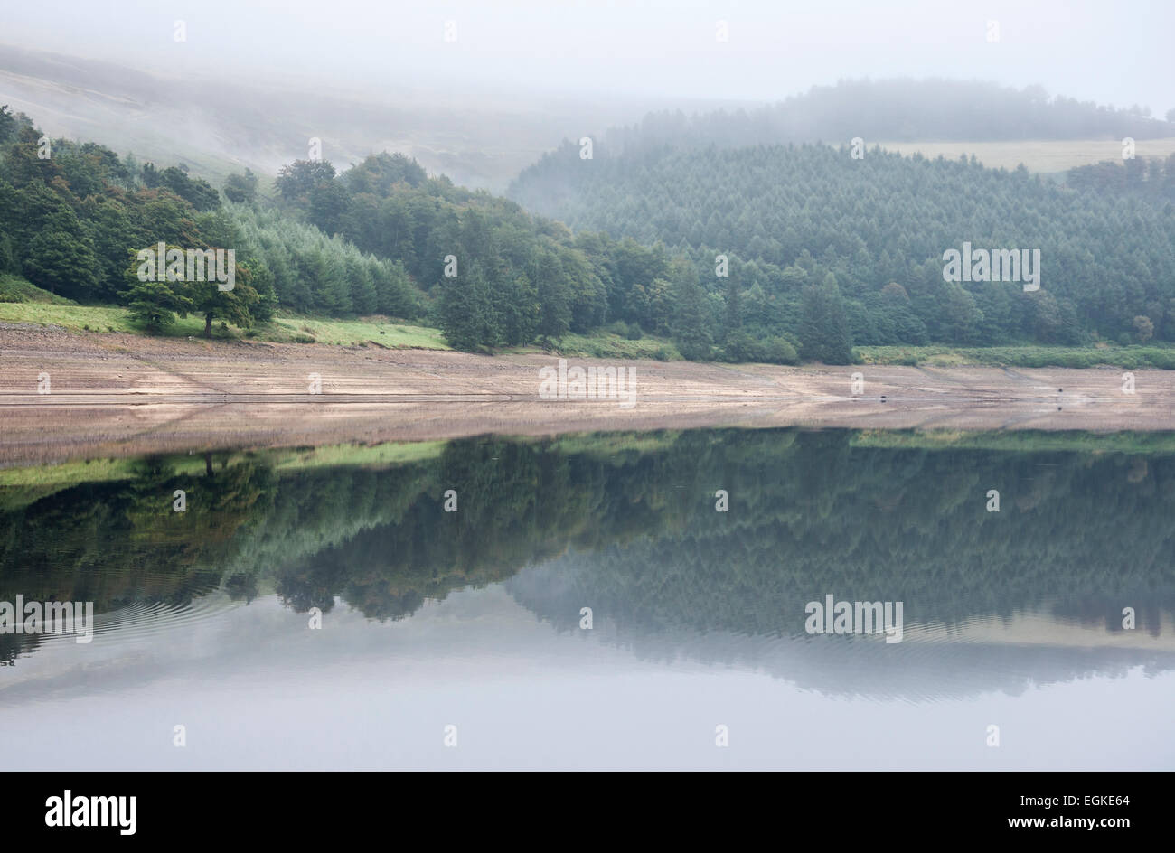 Reflexionen am Derwent Vorratsbehälter im oberen Derwent Valley, Derbyshire. Eine ruhige Septembermorgen. Stockfoto