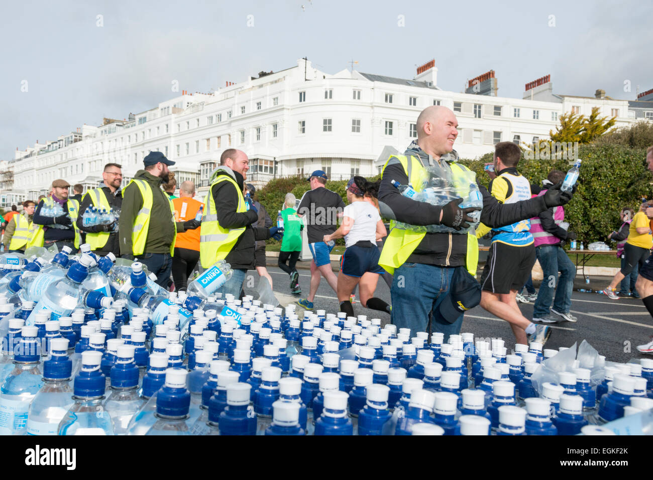 Marshalls verteilen Wasserflaschen Läufer an einer Station Getränk beim Halbmarathon Vitalität Brighton 2105 Stockfoto
