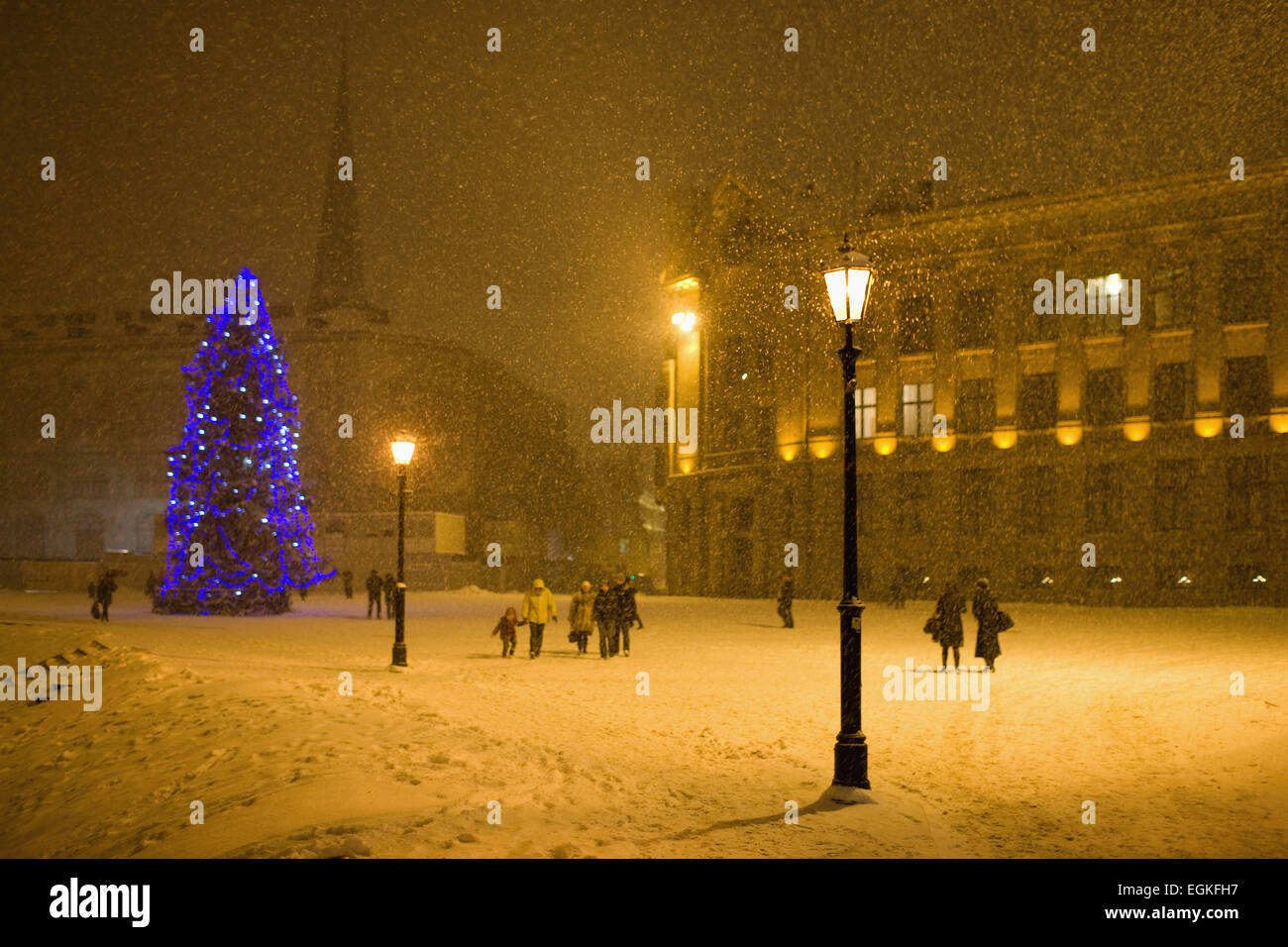 Schneefall zu Weihnachten in den Domplatz. Riga Stockfoto
