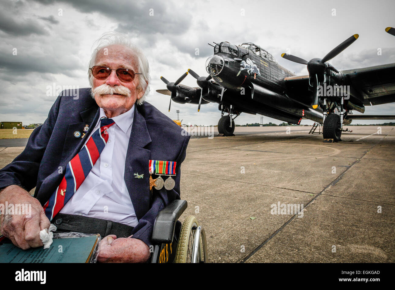 Flug-Sergeant Stan Franks, RAF, der 31 Bombardierung Missionen flog, bevor er im Alter von 19, mit Lancaster Bomber Stadt Lincoln war Stockfoto