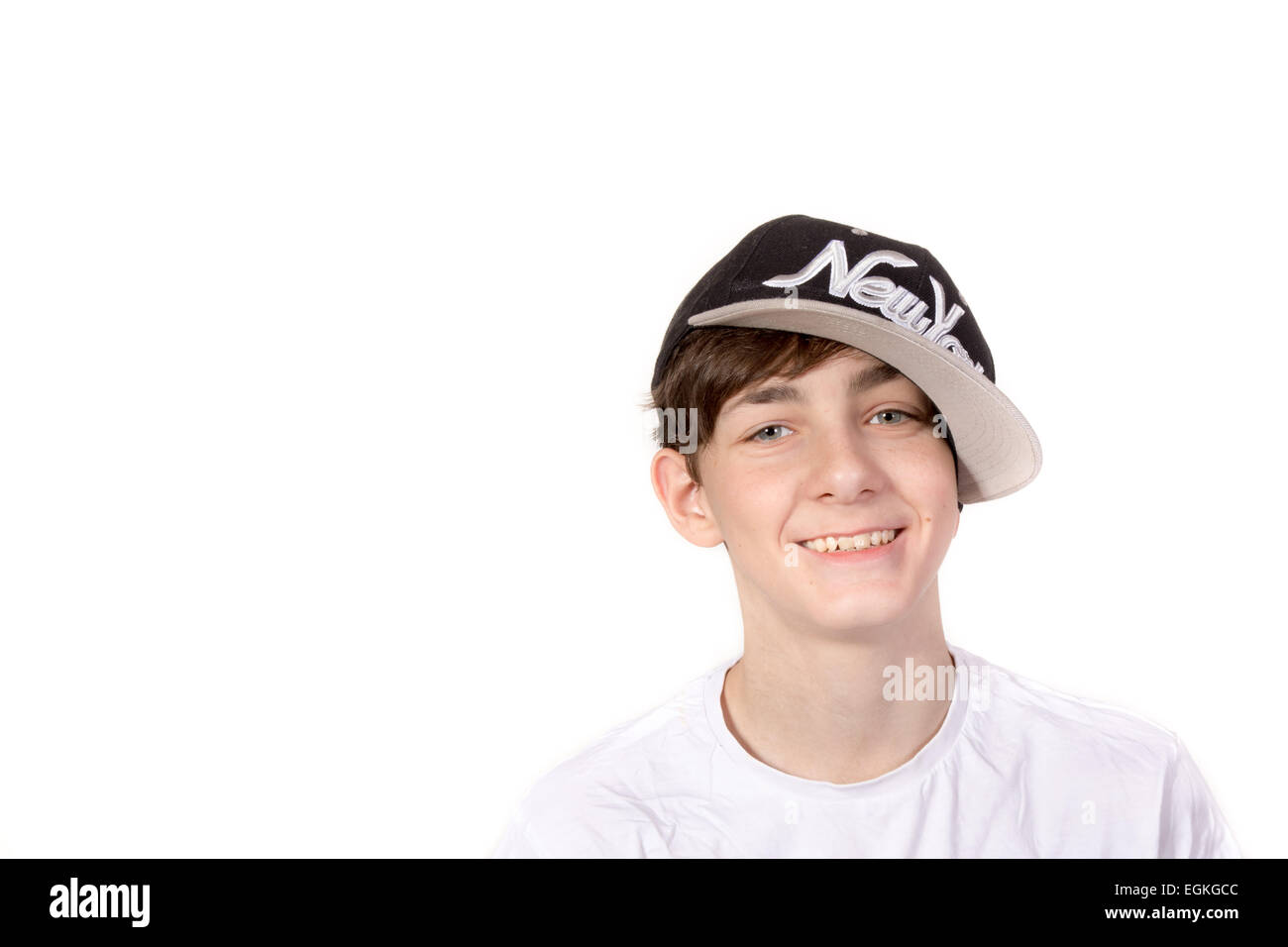 Weiße Teenager trägt eine Mütze vor einem weißen Hintergrund. Studioaufnahme Stockfoto