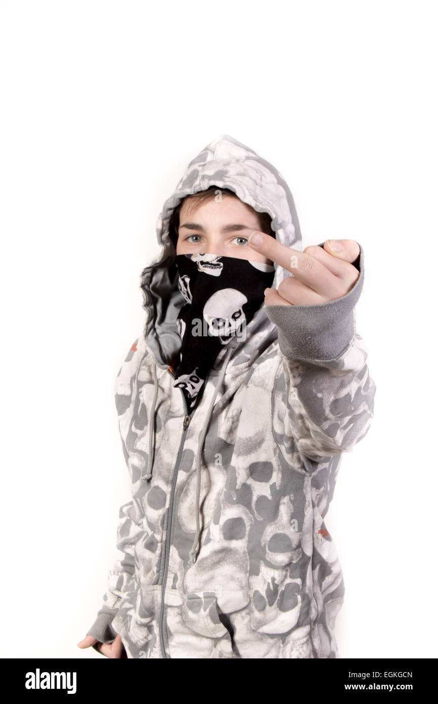 Weiße Teenager trägt einen Hoodie und Halstuch geben den Mittelfinger. Studioaufnahme Stockfoto