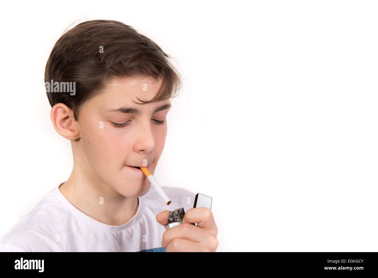 Weiße Teenager dabei, eine Zigarette anzuzünden. Stockfoto