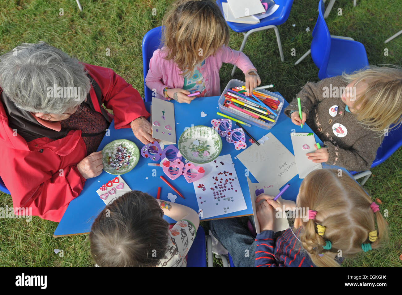 Eine Dame in ihr 70 sieht nach einigen Kindern Stockfoto