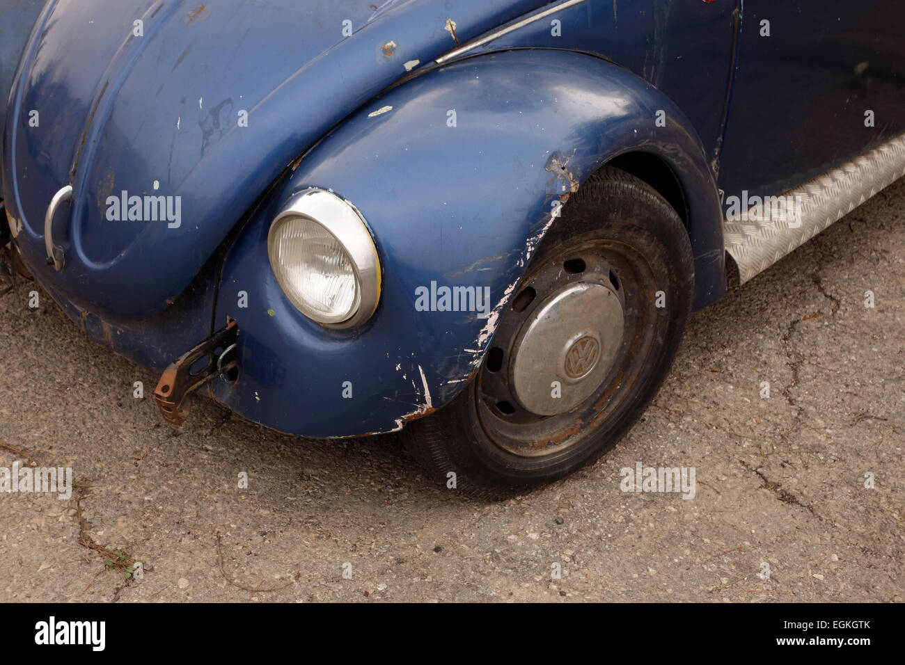 Vor eine Alte verrostete Volkswagen Auto Stockfoto