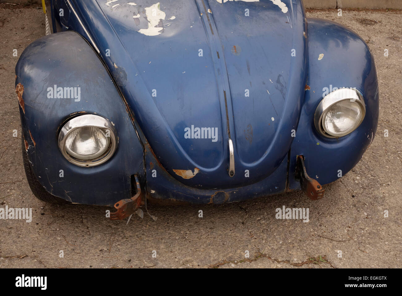 Vor eine Alte verrostete Volkswagen Auto Stockfoto