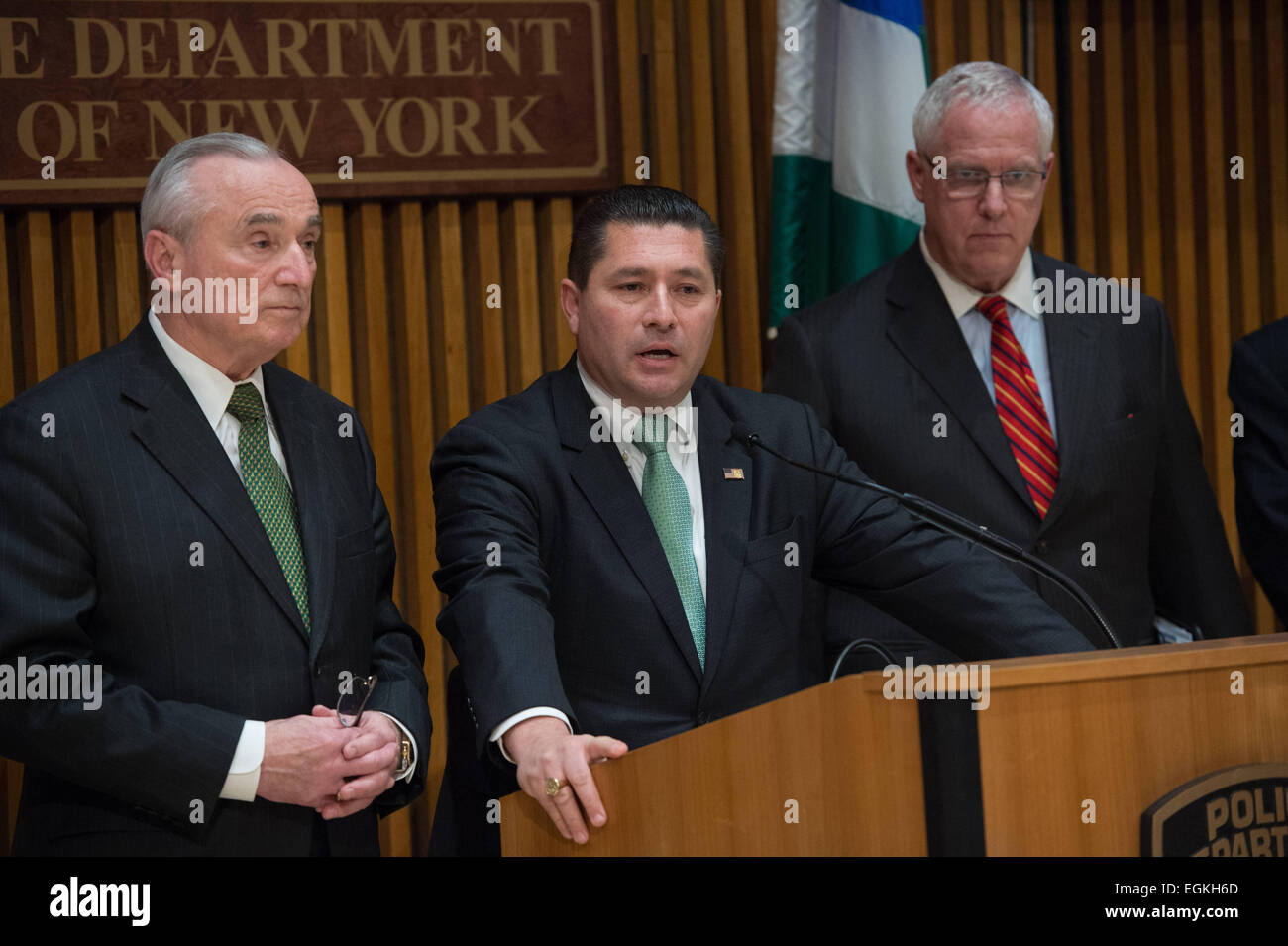 Manhattan, New York, USA. 25. Februar 2015. FBI Assistant Director DIEGO RODRIGUEZ spricht wie NYPD Kommissar WILLIAM BRATTON (links) und NYPD Deputy Commissioner der Intelligenz und Counterrorism JOHN MILLER (rechts) auf einer Pressekonferenz bei 1 blicken, auf Polizei Plaza, Mittwoch, 25. Februar 2015. © Bryan Smith/ZUMA Draht/Alamy Live-Nachrichten Stockfoto