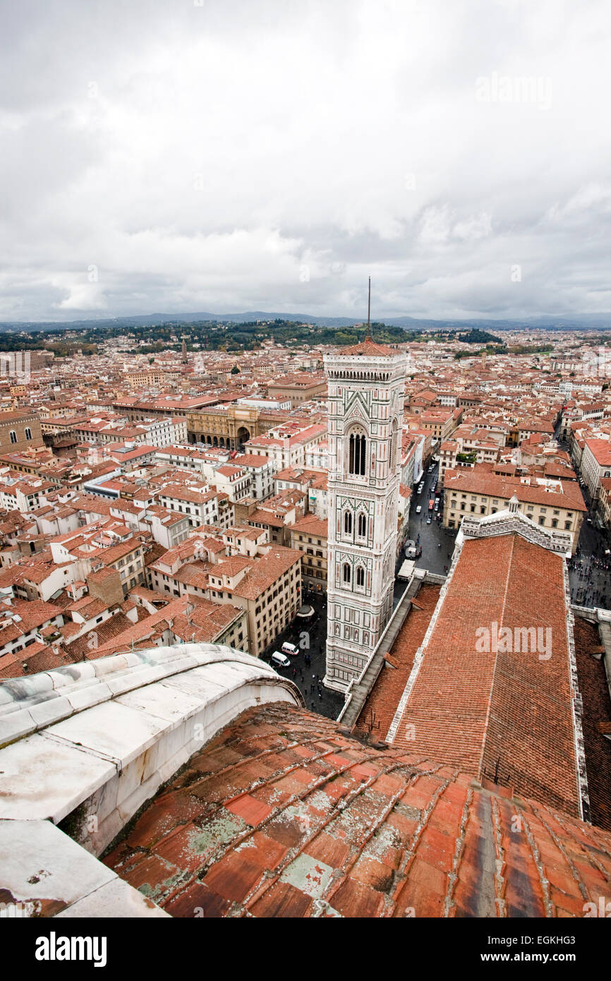 Blick von der Kuppel auf dem Glockenturm der Kathedrale Santa Maria del Fiore. Florenz ist die wichtigste Stadt der Toskana. Stockfoto