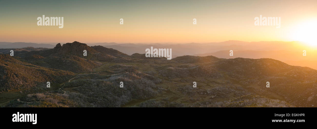 Die Kathedrale und der Buckel bei Sonnenaufgang von The Horn in Mt Buffalo National Park gesehen Stockfoto