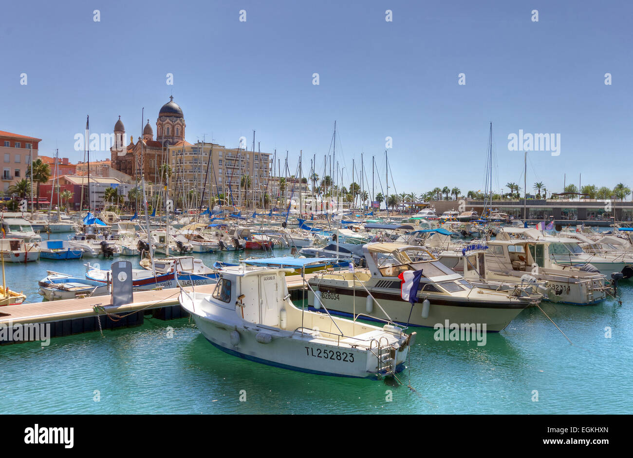 Frankreich, Cote d ' Azur, Saint Raphael, den Hafen und die Kirche Notre Dame De La Victoire im Hintergrund Stockfoto