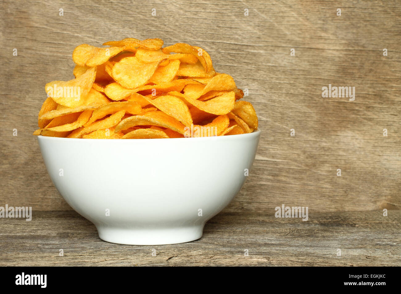 Kartoffel-Chips Schüssel auf einem hölzernen Hintergrund Stockfotografie