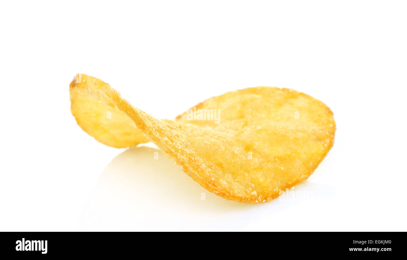 Einzigen Kartoffel-Chips auf weißem Hintergrund Nahaufnahme Stockfoto