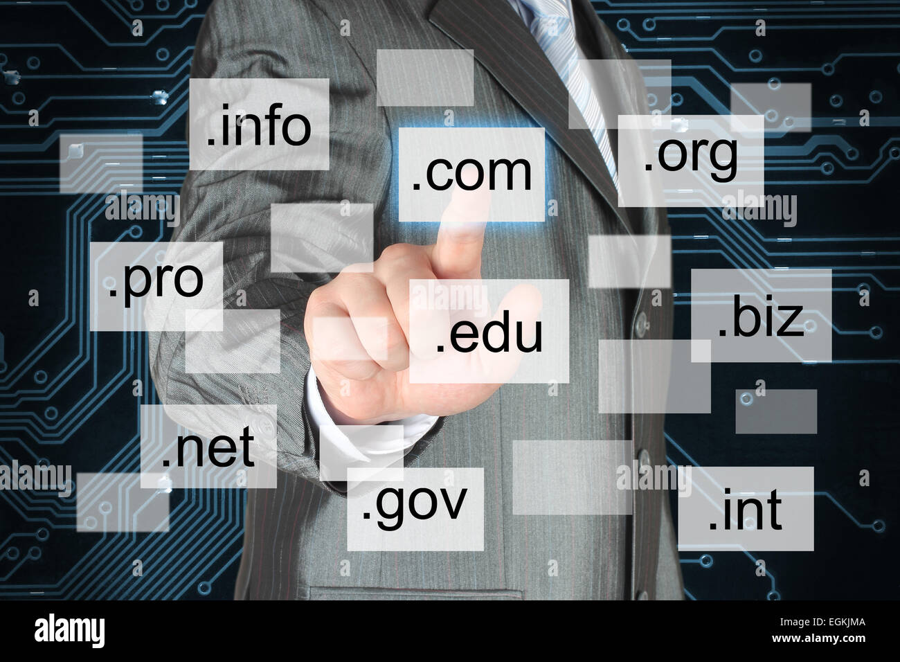 Mann schob virtuelle Domain-Namen auf weißem Hintergrund, Internet-Konzept Stockfoto