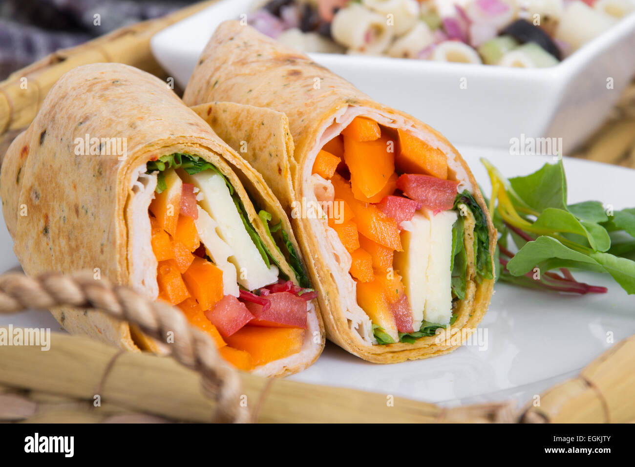 Sandwich Tortilla Wrap Closeup auf Platte Stockfoto