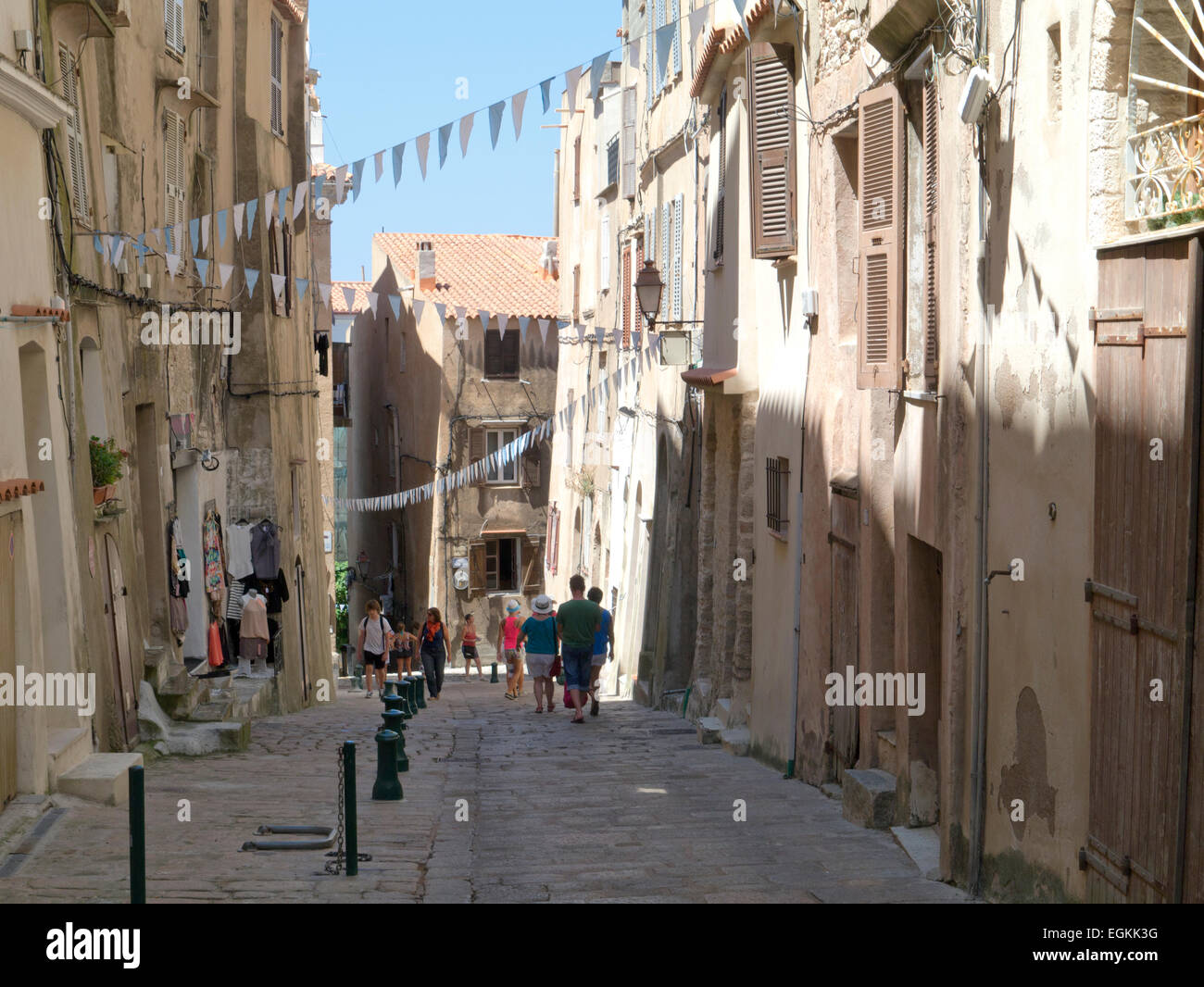 Alten gepflasterten Straße, alte Stadt, Bonafacio, Korsika, Touristen zu Fuß über Straße, Wimpel Stockfoto