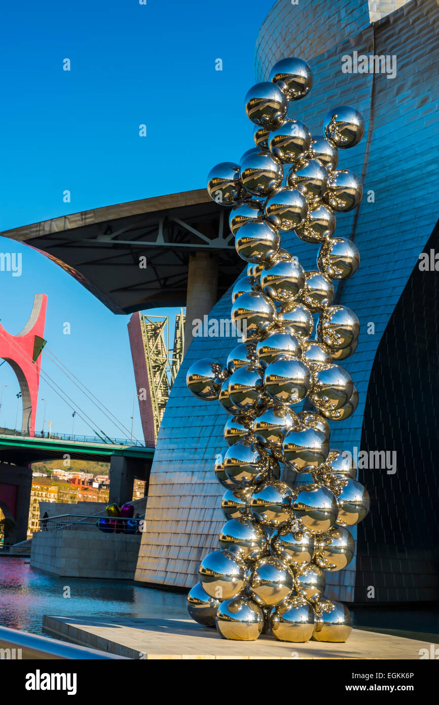 Guggenheim-Museum und Sphären Skulptur. Bilbao, Vizcaya, Spanien, Europa. Stockfoto