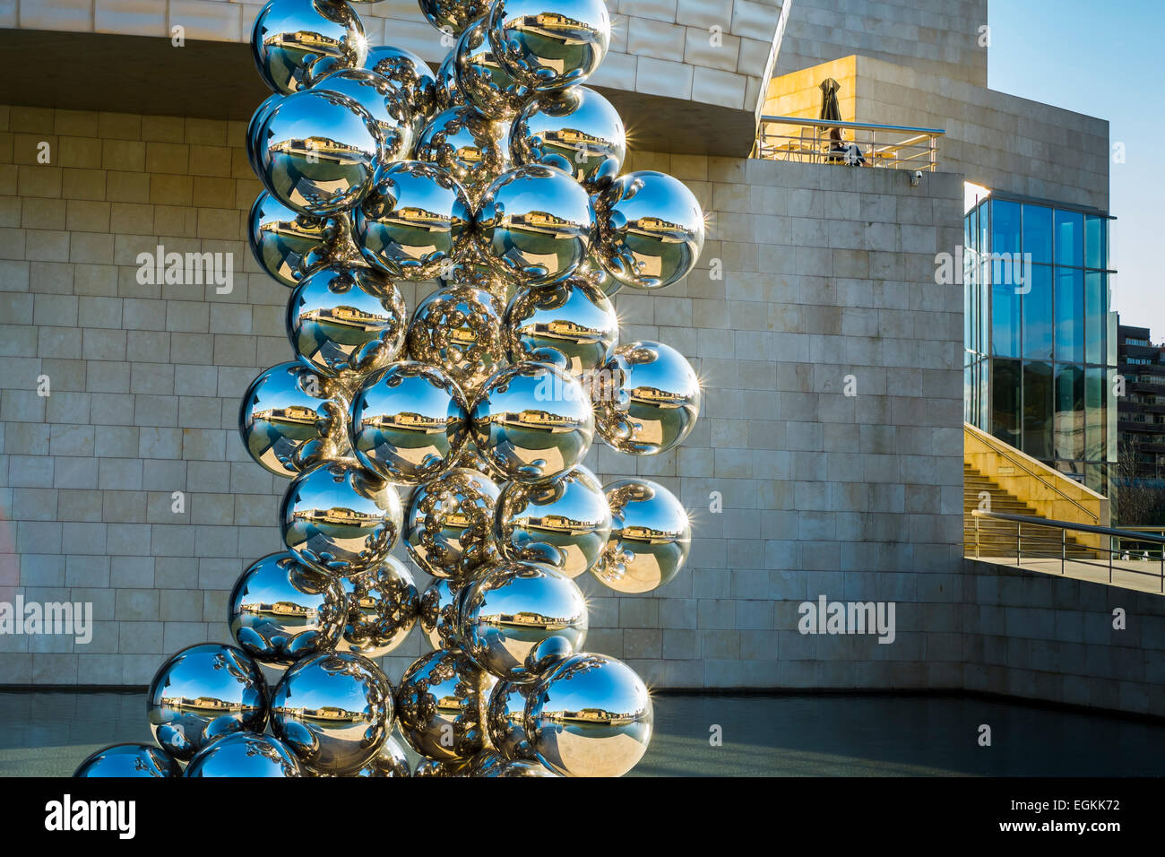 Guggenheim-Museum und Sphären Skulptur. Bilbao, Vizcaya, Spanien, Europa. Stockfoto