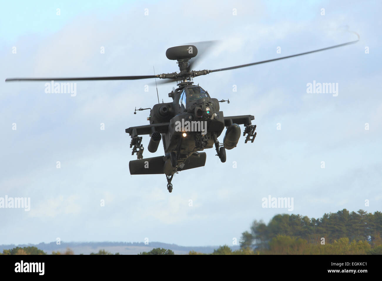 Agusta Westland Apache Apache AH Mk.1 Angriff Hubschrauber landet für Kraftstoff während einer Übung. Stockfoto