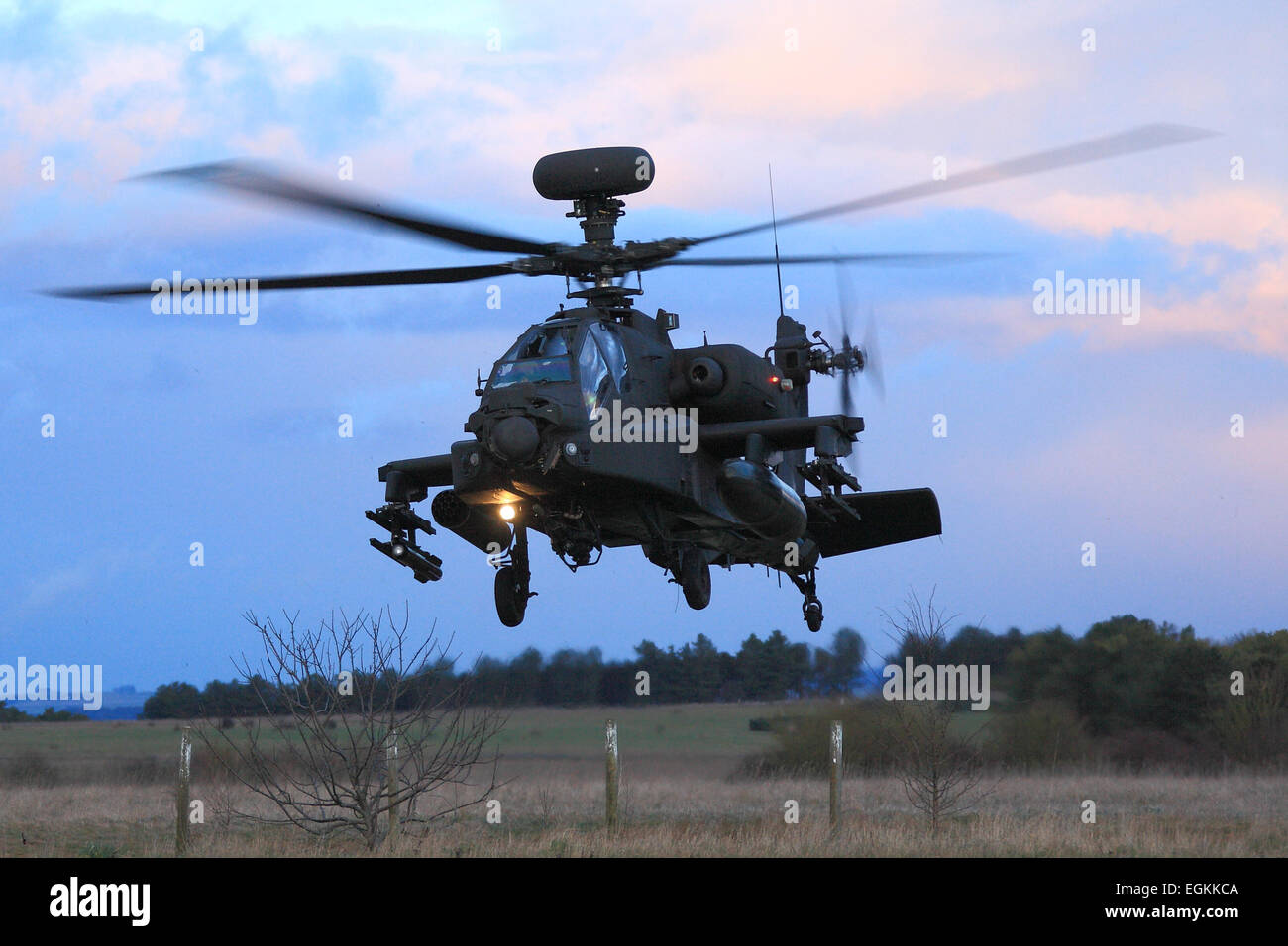 Britische Armee Apache AH1 Kampfhubschrauber bereitet in der Abenddämmerung während einer Übung in Wiltshire zu landen. Stockfoto