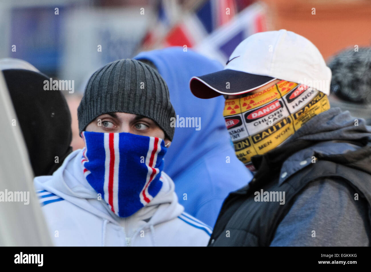 12. Januar 2013, Belfast, Nordirland.  Zwei Randalierer mit maskierten Gesichtern.   Es folgt Zusammenstöße zwischen Loyalisten und Nationalisten Gruppen nach einem Protest in der Belfast City Hall.  Ziegel, schwere Mauerwerk, Feuerwerk und Flaschen beworfen der Polizei Stockfoto