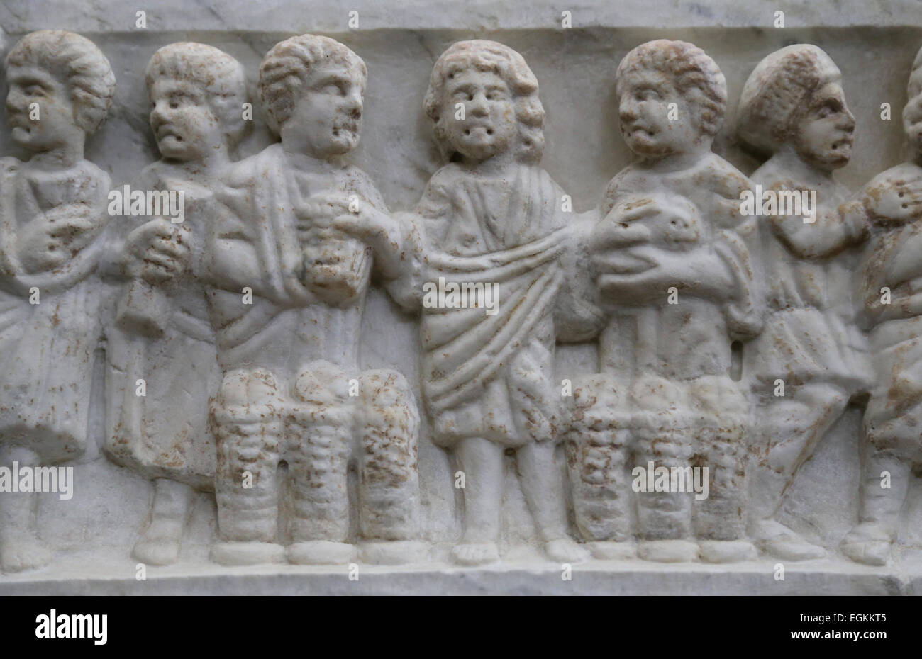 Christian-Roman.Fronts Sarkophag Deckel. 4. Jahrhundert N.Chr.. Anbetung der Könige. Wunder der sieben Brote Ad Fische. Unbekannte beweisen Stockfoto