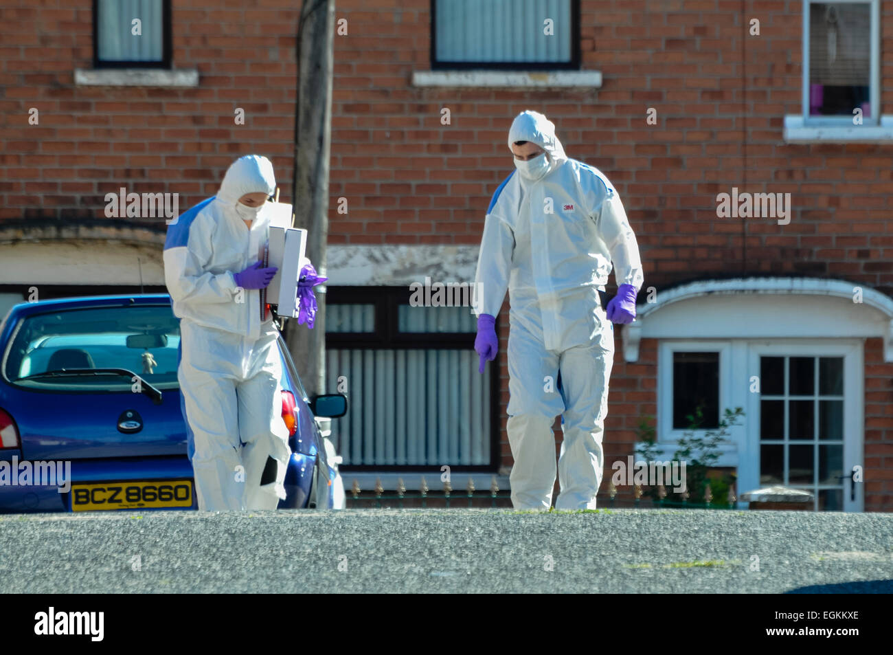 25. August 2013, Belfast - besuchen forensische Offiziere eine Sicherheitswarnung in East Belfast Stockfoto