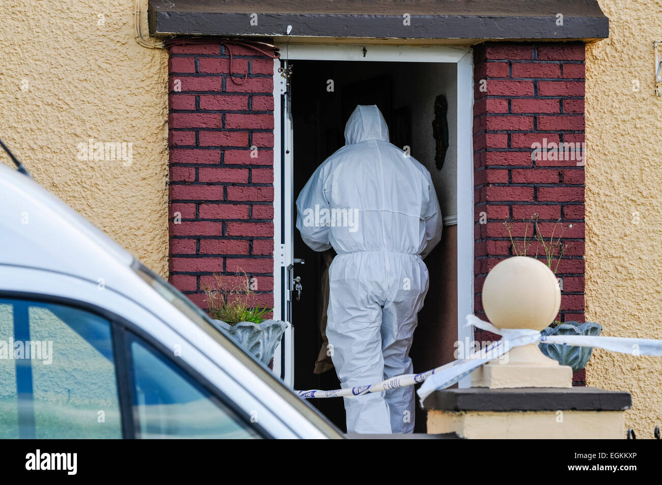Bailieborough, County Cavan, Irland, 6. September 2013 - steht ein Garda Forensik Offizier außerhalb des Hauses des 54 Jahre alten Patricia Kierans wo ihr Körper entdeckt wurde.  Sie war ermordet worden"heftig" Stockfoto