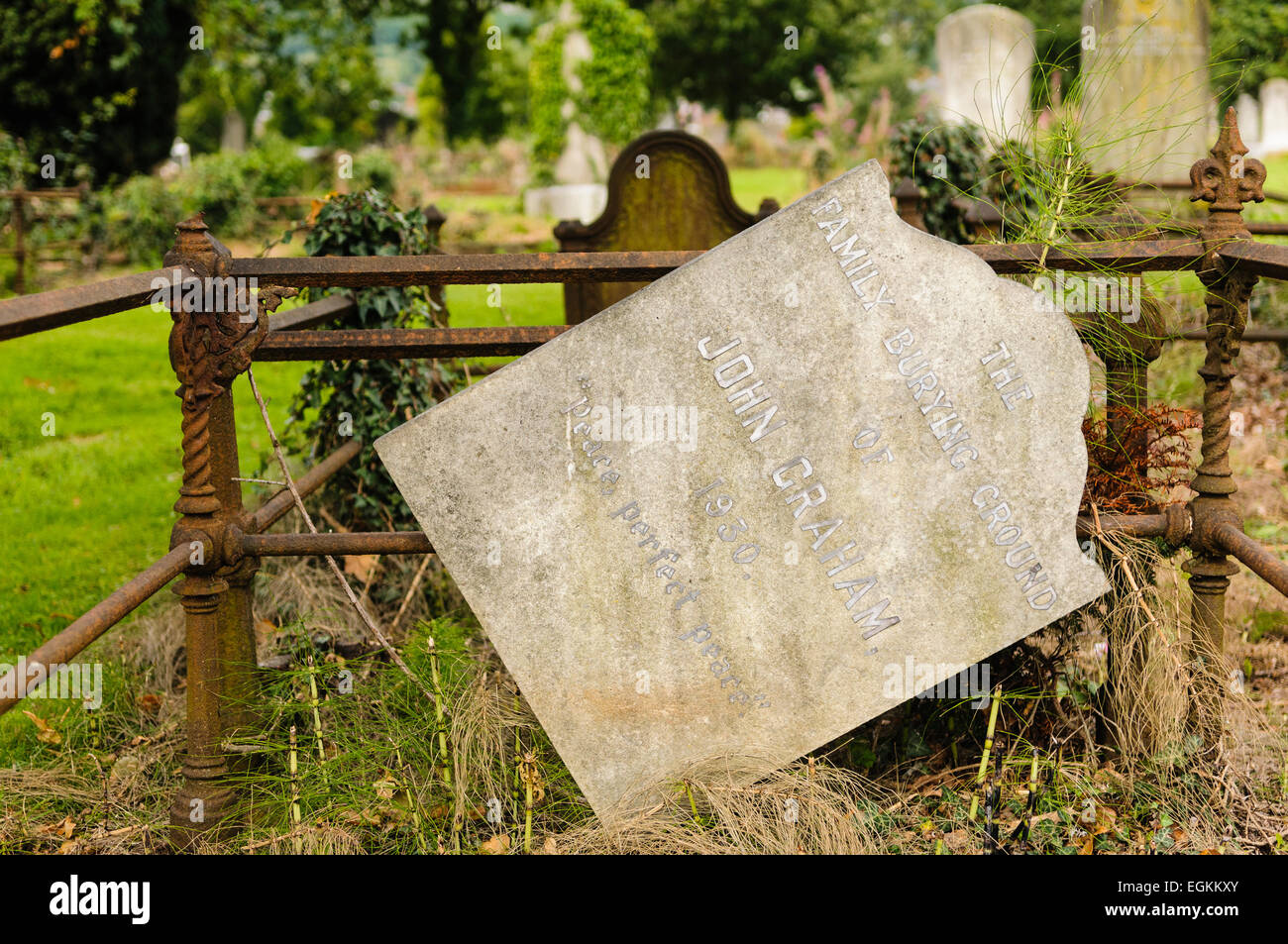 Belfast, Nordirland. 8. September 2013 - wurden über 200 Gräber der Opfer von Vandalismus und Zerstörung in den letzten Wochen in dem Stadtfriedhof Stockfoto