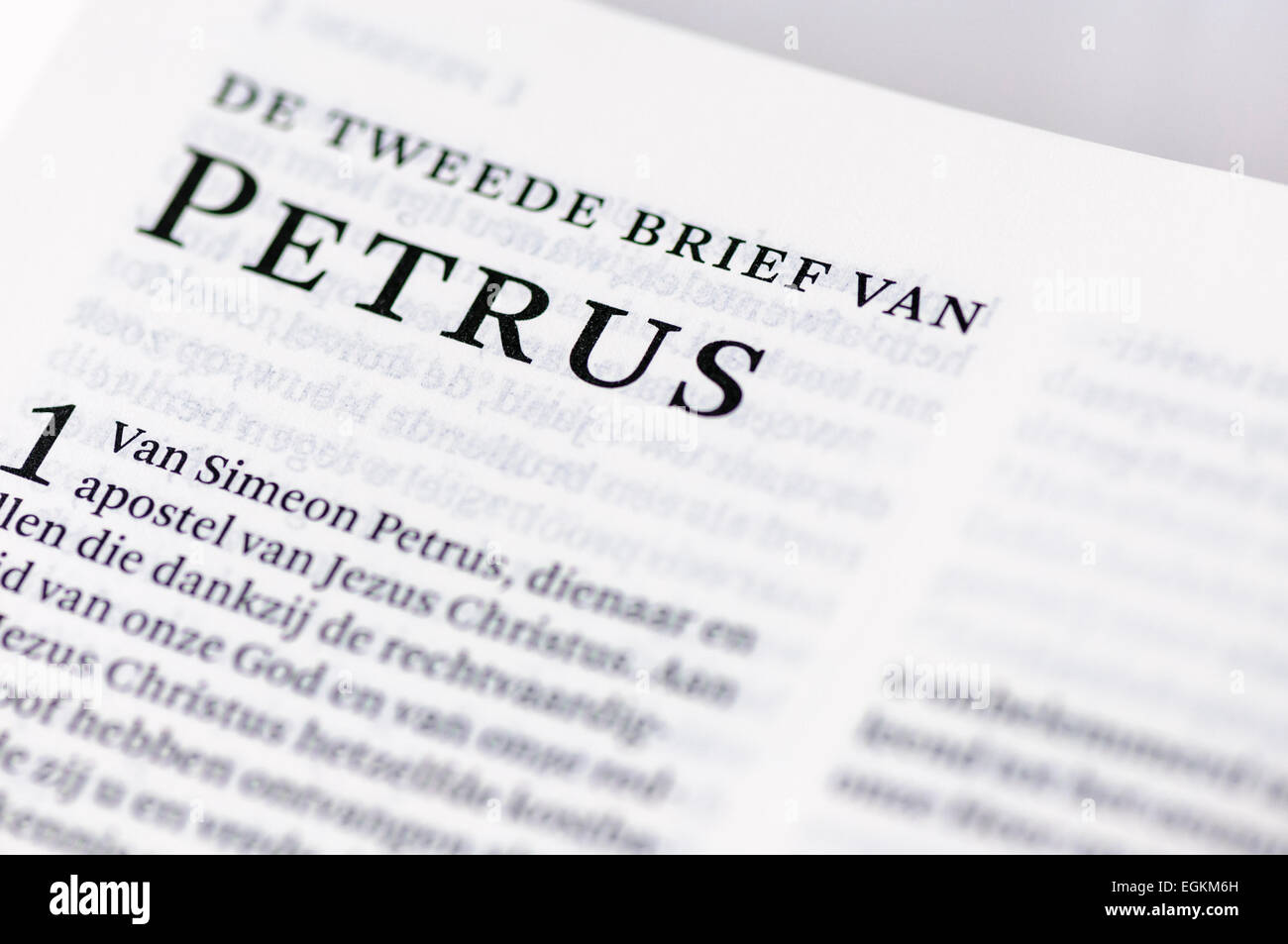Das Buch von St. Peter (Petrus), geschrieben in Niederländisch Stockfoto